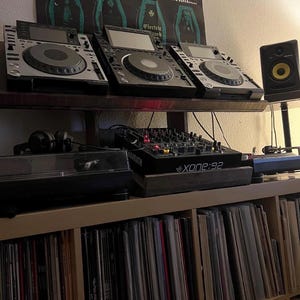 Custom Flat Pack CDJ und Mixer Stand (Luis 'Version)