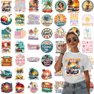 Może przedstawiać: Kolekcja 36 kolorowych, cyfrowych wzorów o tematyce letniej, przedstawiających różne ilustracje, teksty i grafiki. Wzory obejmują palmy, zachody słońca, deski surfingowe, samochody i frazy takie jak "Beach Vibes", "Summer Babe" i "Good Times".