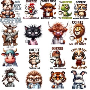 Può includere: Una collezione di illustrazioni di animali dei cartoni animati, ognuno con una tazza di caffè. Gli animali includono un bulldog, un gallo, un toro, un dinosauro, un gufo, un asino, un gatto, una mucca delle Highlands, un leone, una mucca, un gufo, un T-Rex, un cane, un asino, un riccio, una tigre e un coniglio. Il testo include frasi relative al caffè.
