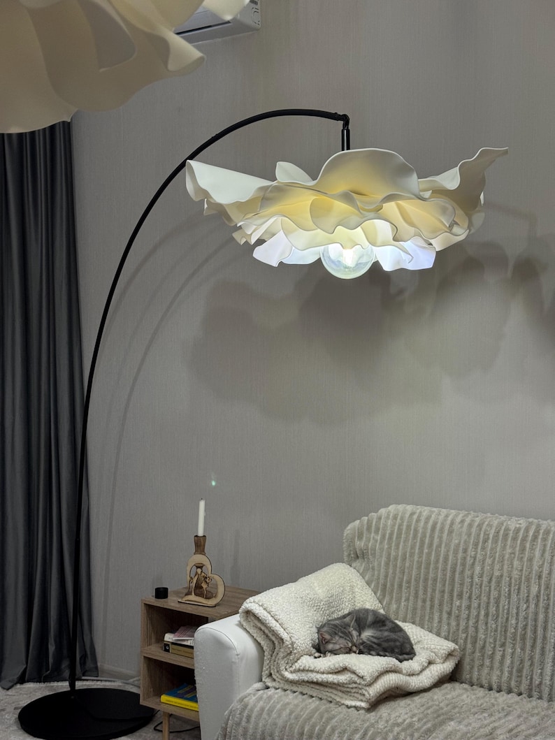 Lámpara de pie moderna hecha a mano: diseño floral artesanal para sala de estar.