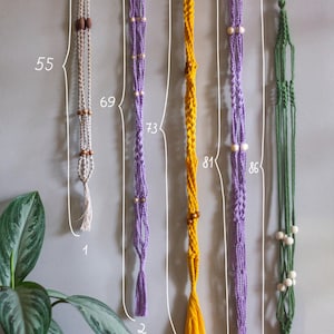 Macetero colgante de macramé con cuentas de madera / Macetero colgante bohemio para plantas de interior / Macetero hecho a mano con cuerda de algodón de colores