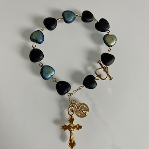 Armband zwart hart en gouden kralen rozenkrans (gebedskralen) - St. Michael the Archangel-medaille uitgelicht - rozenkrans van één decennium - rooms-katholiek