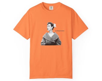 Unisex „Feeling Iconic” T-shirt barwiony na odzieży, modny T-shirt, modny top, fajna koszulka z grafiką, wyjątkowy ubiór, prezent dla niej