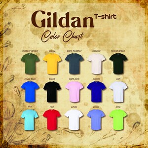 K&ouml;nnte beinhalten: Farbkarte f&uuml;r Gildan T-Shirts, die 15 verschiedene Farben zeigt, darunter Milit&auml;rgr&uuml;n, G&auml;nsebl&uuml;mchen, Dunkelgrau meliert, Natur, Waldgr&uuml;n, K&ouml;nigsblau, Schwarz, Hellrosa, Lila, Asche, Himmelblau, Rot, Wei&szlig;, Violett und Limette.