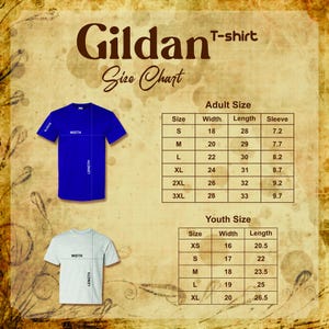 K&ouml;nnte beinhalten: Eine Gr&ouml;&szlig;entabelle f&uuml;r Gildan T-Shirts, die die Breite, L&auml;nge und &Auml;rmell&auml;nge f&uuml;r Erwachsene und Kindergr&ouml;&szlig;en zeigt. Die Tabelle wird auf einem Hintergrund im Vintage-Stil angezeigt.