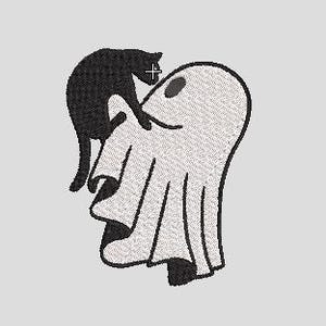 Könnte beinhalten: Gestickter Aufnäher mit einer schwarzen Katze, die auf einem weißen Geist sitzt. Der Geist hat ein einfaches, freundliches Design mit gestickten Details. Die Katze ist ebenfalls schwarz mit einem einfachen Design. Der Hintergrund ist einfarbig hellgrau.