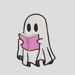 Puede incluir: Parche bordado con un fantasma amistoso leyendo un libro rosa. El fantasma es blanco con ojos negros y un contorno negro. El libro tiene páginas rosas y una cubierta rosa. El diseño está sobre un fondo gris claro.