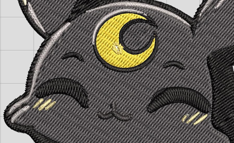 Puede incluir: Parche bordado con la cara de un gato de dibujos animados sonriente con un ojo de media luna. El gato es gris con detalles negros y una luna amarilla. El parche tiene un aspecto texturizado.