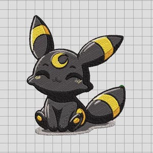 Puede incluir: Dise&ntilde;o bordado de una criatura negra con detalles amarillos, con una luna creciente en la frente. La criatura tiene orejas grandes y una cola esponjosa, sentada sobre una superficie gris claro. El dise&ntilde;o est&aacute; detallado con un patr&oacute;n de punto de cruz.