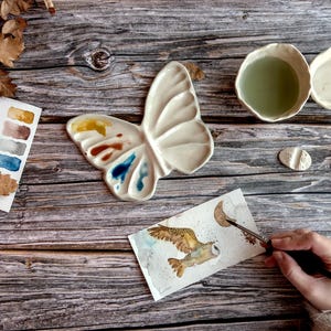Ceramic butterfly palette for watercolor artists, Beige artisanal paint palette medium size, Handmade pottery mixing palette smooth finish.