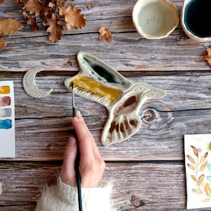 Hummingbird-shaped ceramic palette for watercolor, Speckled beige matte clay mixing tray, Medium pottery palette with multiple wells.