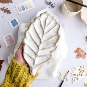 Handgefertigt Aquarell Eichenblatt Palette | Wabi Sabi Keramik Weiß und Beige