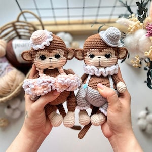 Wzór na szydełkową maskotkę Fanny the Monkey Amigurumi - PDF do pobrania w wersji cyfrowej - Pluszowa zabawka z ubrankiem, spódniczką lub spodenkami i czapką