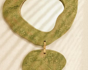 Specchio da parete in ceramica fatto a mano: decorazione boho organica con trama in pizzo