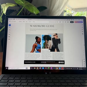 Könnte beinhalten: Ein Laptop-Bildschirm zeigt ein digitales Dokument mit dem Titel WARDROBE GUIDE. Die Seite enthält drei Fotos von Personen in verschiedenen Outfits, Spalten mit beschreibendem Text und eine schwarze Fußzeile mit Kontaktinformationen und Symbolen.