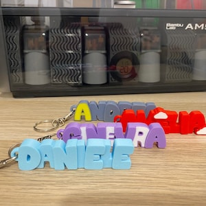 Portachiavi con Nome Personalizzato in 3D, Colorato e Divertente ideale per Occasioni Speciali e Compleanni