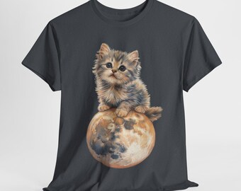 Op de afbeelding: Een donkergrijs T-shirt met een afbeelding van een schattig kitten dat op de maan zit. Het kitten is bruin, grijs en wit met grote blauwe ogen.