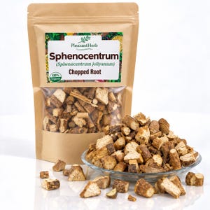 Può includere: Un sacchetto di carta marrone etichettato PleazantHerb Sphenocentrum jollyanum Chopped Root con una finestra trasparente che mostra pezzi di radice legnosa essiccata. Una ciotola di vetro piena degli stessi pezzi si trova davanti.