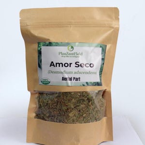 Pode incluir: Um conjunto de três canecas de cerâmica com acabamento fosco e salpicado. As canecas são em tons de creme, castanho claro e castanho escuro. Cada caneca tem um design simples e minimalista e uma alça arredondada.