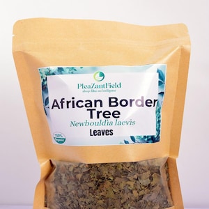 Puede incluir: Una bolsa de papel marrón con una ventana transparente que muestra hojas secas. La etiqueta dice "African Border Tree Newbouldia laevis Leaves" con la marca "PleaZantField". También es visible un pequeño sello "100% Organic".