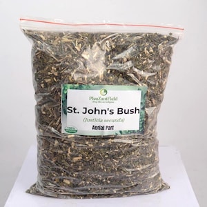 Könnte beinhalten: Ein klarer Plastikbeutel gefüllt mit getrockneten St. John's Bush (Justicia secunda) Luftteilen. Der Beutel hat einen roten Reißverschluss und ein Etikett mit dem Text "St. John's Bush" und "100% Organic". Der Inhalt ist eine Mischung aus grünem und braunem Pflanzenmaterial.