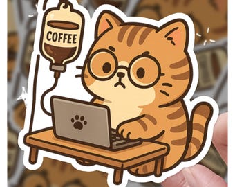 Könnte beinhalten: Ein Aufkleber mit einer Cartoon-getigerten Katze, die eine Brille trägt und an einem Laptop arbeitet. Die Katze hat einen Kaffee-Tropf. Das Wort "COFFEE" ist auf dem Infusionsbeutel aufgedruckt. Die Katze sitzt an einem kleinen Holztisch.