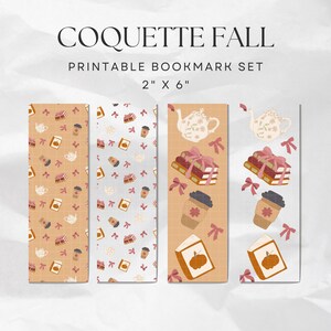 Könnte beinhalten: Ein Set aus vier druckbaren Lesezeichen mit den Maßen 5,08 cm x 15,24 cm, betitelt COQUETTE FALL. Die Designs zeigen wiederkehrende Muster aus Teekannen, mit rosa Schleifen gebundenen Bücherstapeln, Kaffeebechern und Büchern mit Kürbisillustrationen.