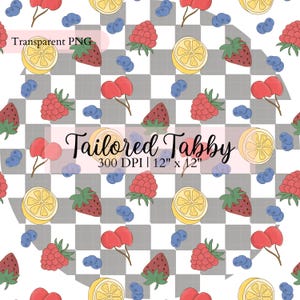 Könnte beinhalten: Ein sich wiederholendes Muster mit Illustrationen von Zitronen, Erdbeeren, Himbeeren, Kirschen und Blaubeeren auf einem karierten Hintergrund. Der Text "Tailored Tabby" wird zusammen mit den Abmessungen 30,48 cm x 30,48 cm angezeigt.