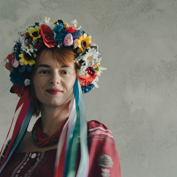 Fleur ukrainienne de luxe cultivée avec de longs rubans, couronne florale ukrainienne, tenue de tête folklorique ukrainienne, Vinok moderne, cadeau ukrainien