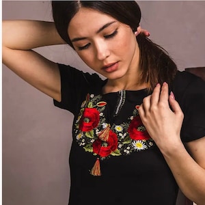 S-3XL Schwarzes Boho Ukrainisches T-Shirt mit Blumen Stickerei und bunten Quasten
