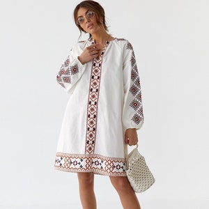 Superbe robe d'été brodée, robe vyshyvanka blanche, robe de vacances hôtelière, robe tunique avec broderie image 1