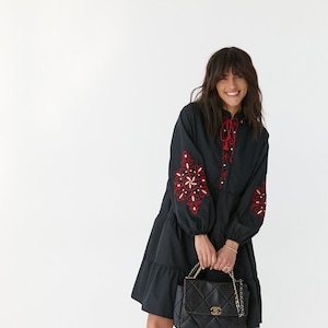 Vestido túnica preto com bordado folk vermelho – Estilo Vyshyvanka moderno, Resource Wear, Vestido folk nouveau bordado