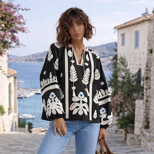 Blusa Boho Bordada Deslumbrante, Blusa Elegante de Verão Estilo Folk Nuoveau com Motivo Floral imagem 1