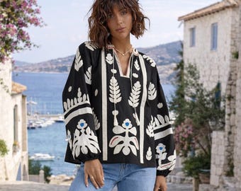 Preciosa blusa bohemia bordada, elegante blusa veraniega Folk Nuoveau con motivo floral.
