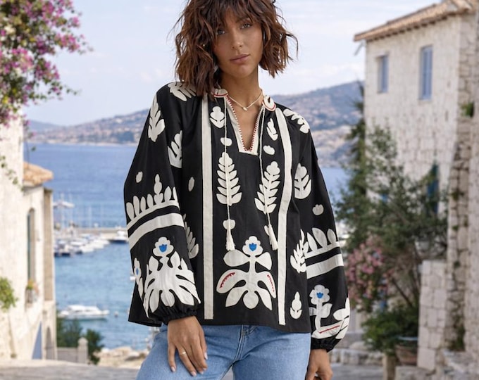 Gorgeous Boho Embroidered Blouse Elegant Summer Folk Nuoveau Blouse with Floral Motiff
