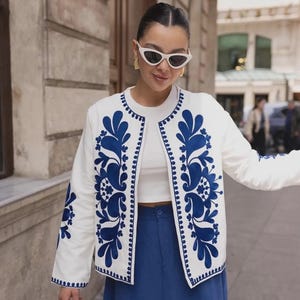 Zwart Oekraïens geborduurd jack | Boho folk-geïnspireerde blazer met ivoor bloemenborduursel | Elegante statement-bovenkleding voor dames Blauw
