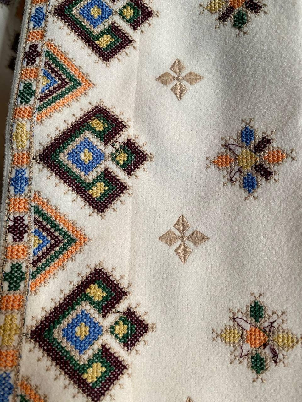 幾何学模様の刺繍が施されたボヘミアン風ヴィシヴァンカジャケット