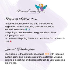 Puede incluir: Un gr&aacute;fico con el texto "Moms CanFly handmade with love." e informaci&oacute;n sobre el env&iacute;o y el embalaje. El texto dice "Entrega internacional: Enviamos a trav&eacute;s de Ukrposhta Registered Airmail, asegurando una entrega r&aacute;pida y confiable en todo el mundo." y "Costos de env&iacute;o: Basados en el peso y el descuento de env&iacute;o combinado." y "Descuentos de env&iacute;o combinados: Disponibles para 2+ art&iacute;culos en el carrito." y "Embalaje especial: Cada paquete se empaqueta cuidadosamente con enfoque en la sostenibilidad e incluye un regalo sorpresa de Ucrania, agregando un toque encantador y personal a su experiencia de desempaque."