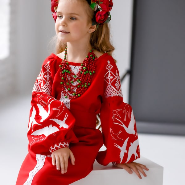 Belle robe ukrainienne pour fille avec broderie Brirds, Robe Vyshyvanka pour fille, Robe à fleurs pour fille, Robe d'été brodée