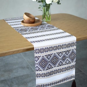 Geometrische Folklore Tischläufer in Schokolade und Beige mit Tasseln mit Ukrainischen Motiv