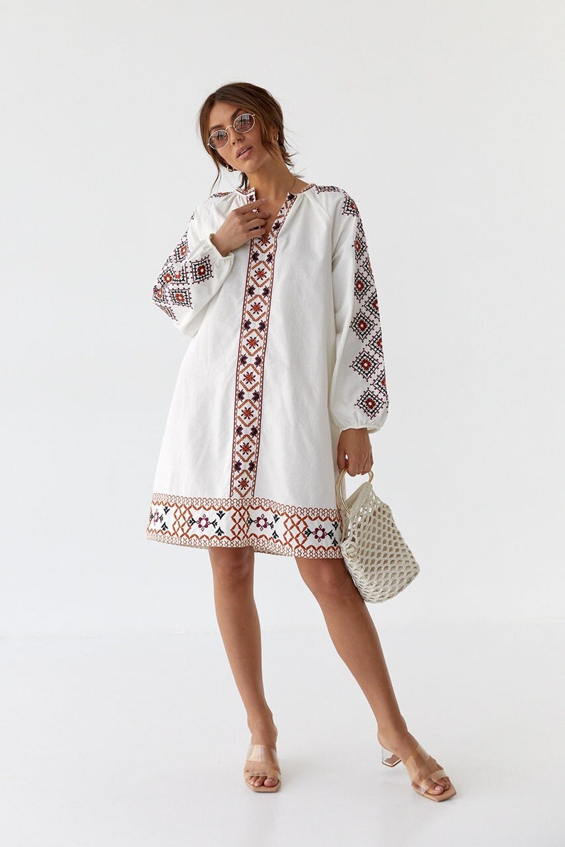 Superbe robe d'été brodée, robe vyshyvanka blanche, robe de vacances hôtelière, robe tunique avec broderie image 1