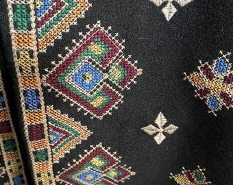 幾何学模様の刺繍が施されたボヘミアン風ヴィシヴァンカジャケット