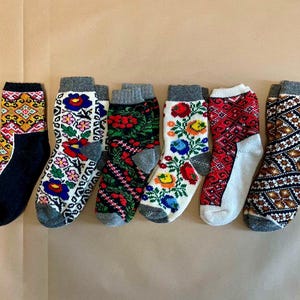 Calzini caldi in lana ucraina naturale: un regalo invernale caldo, resistente e di ispirazione culturale
