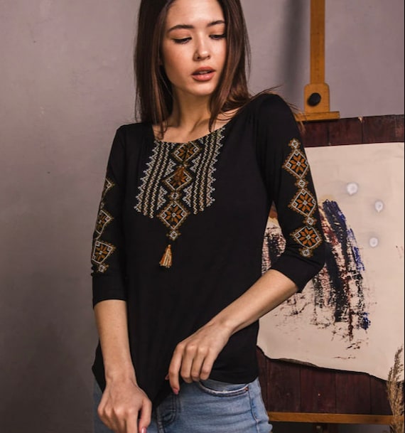 Camicia tradizionale ucraina ricamata a punto croce