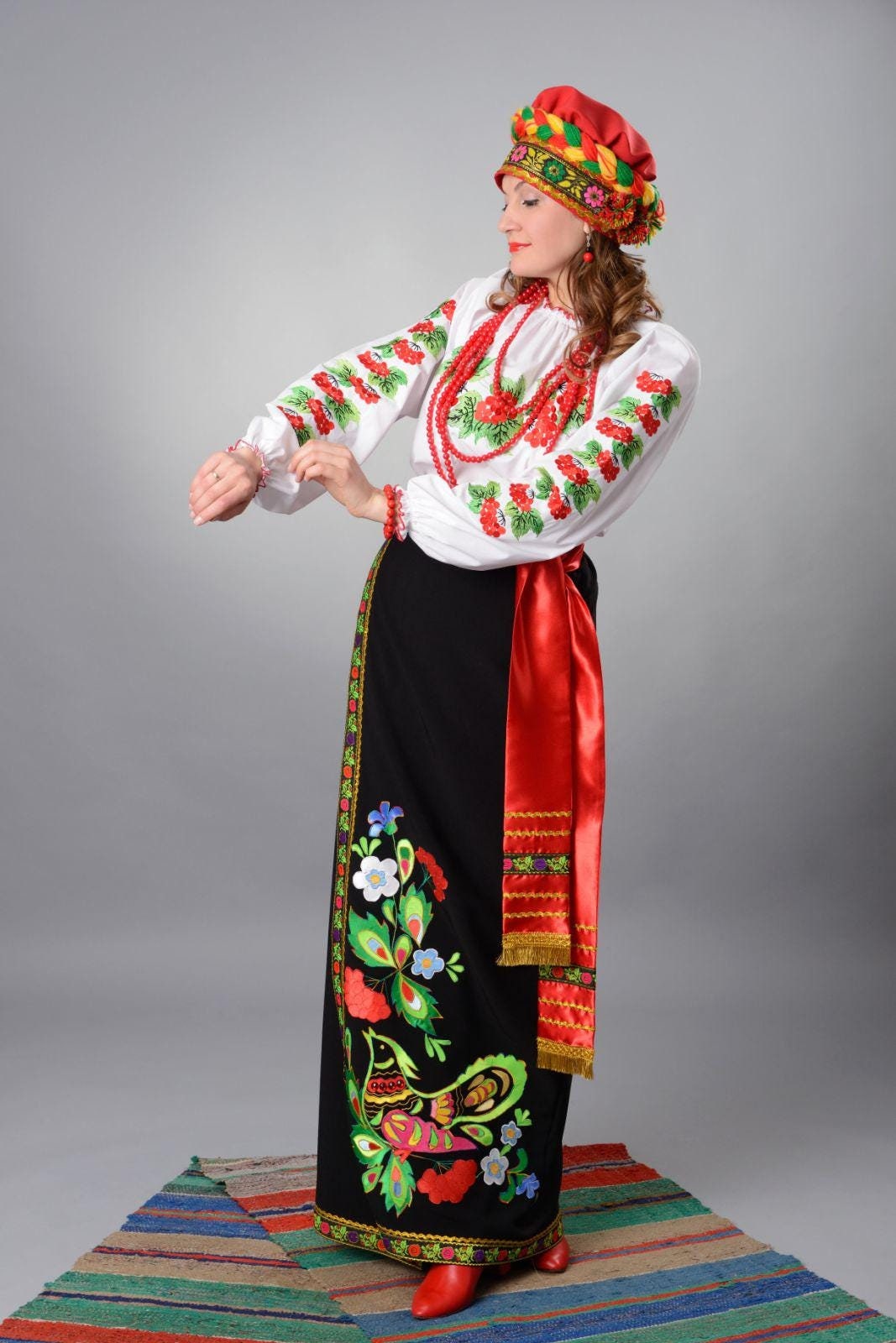 Bellissima gonna tradizionale ucraina Plakhta Plahta con cintura, costume popolare nazionale ucraino