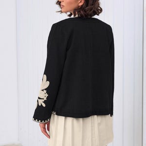 Zwart Oekraïens geborduurd jack | Boho folk-geïnspireerde blazer met ivoor bloemenborduursel | Elegante statement-bovenkleding voor dames afbeelding 2