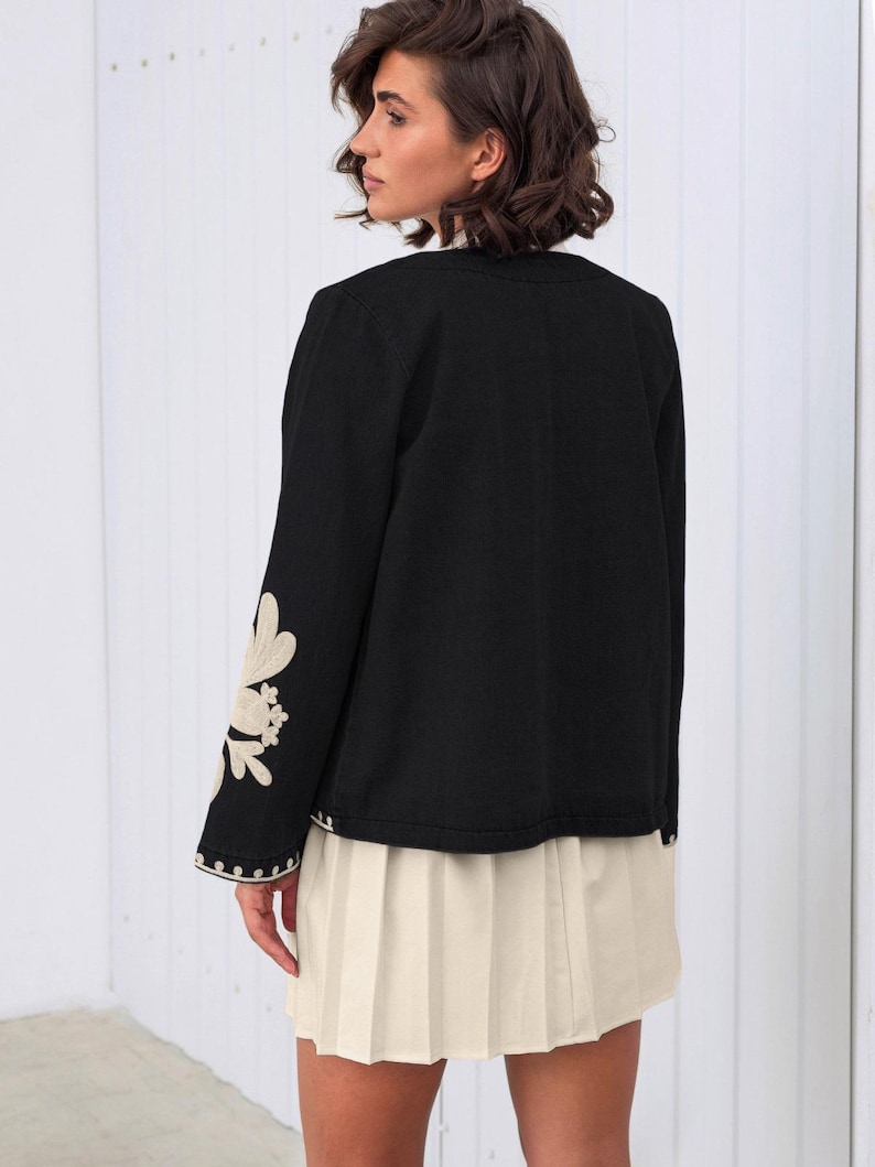 Zwart Oekraïens geborduurd jack | Boho folk-geïnspireerde blazer met ivoor bloemenborduursel | Elegante statement-bovenkleding voor dames afbeelding 2