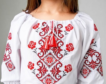 Chemise ou filles ukrainiennes traditionnelles brodées, chemisier folklorique ukrainien avec fleurs, haut slave pour fille, chemisier Vyshyvanka