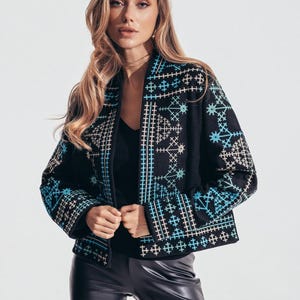 Ukrainische gestickte Jacke | Boho Folk-inspirierte Oberbekleidung mit Türkis & Creme Geometrische Nähte | Statement Jacke für Frauen