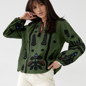 Piękna bluzka z haftem boho, elegancka letnia bluzka w stylu folk nuoveau z motywem kwiatowym, zielona bluzka z haftem azteckim